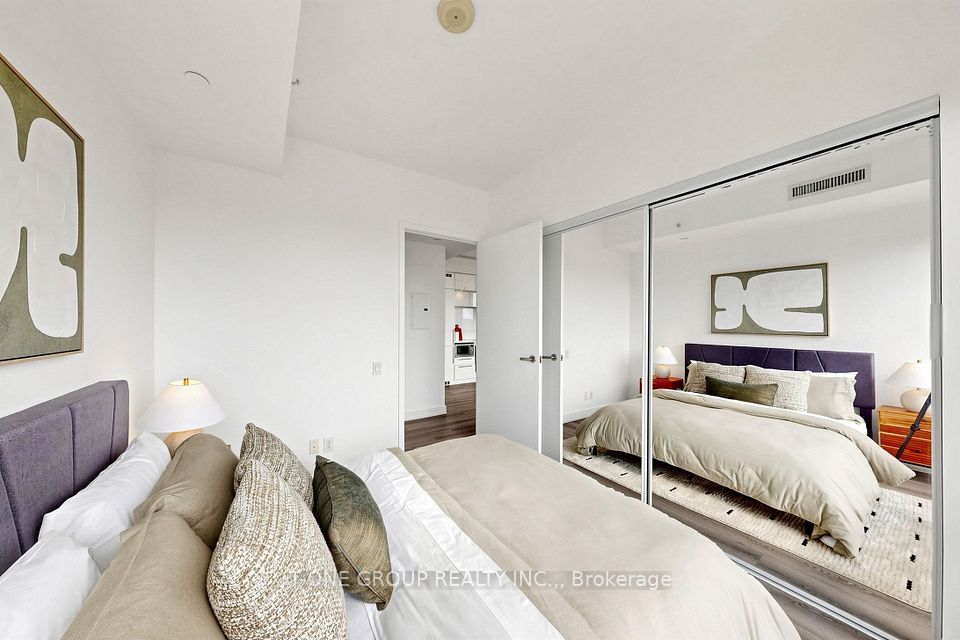 15 Grenville Street 3403, Toronto, ON M4Y 0B9 21