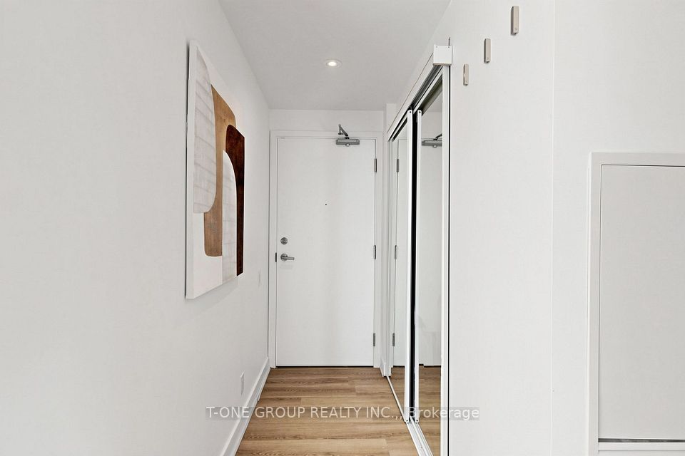 15 Grenville Street 3403, Toronto, ON M4Y 0B9 25