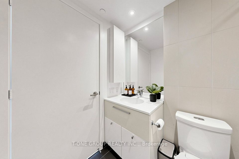 15 Grenville Street 3403, Toronto, ON M4Y 0B9 15
