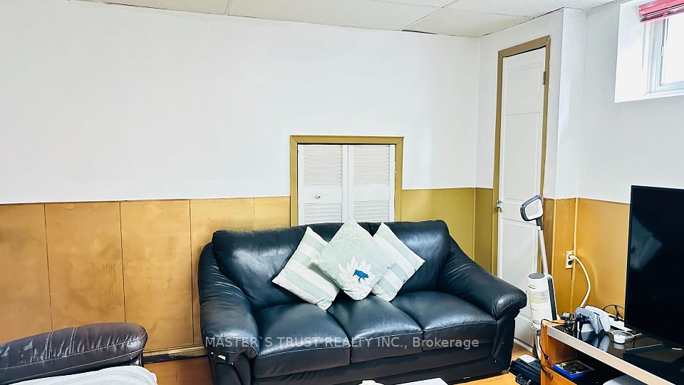 112 Mintwood Drive LOWER, Toronto, ON M2M 3A8 4