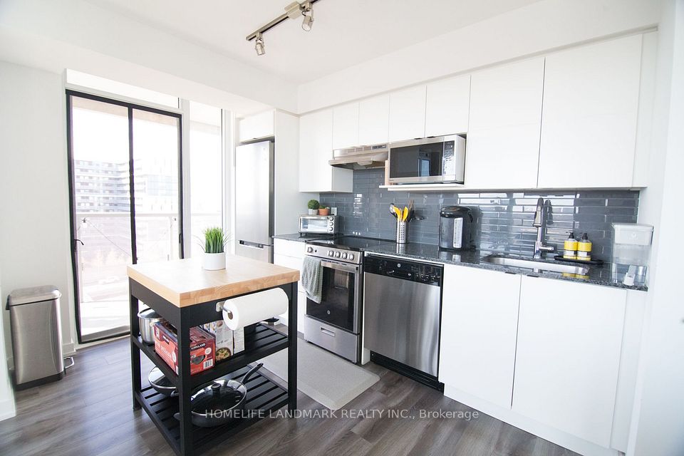120 Varna Drive 1017, Toronto, ON M6A 0B3 17