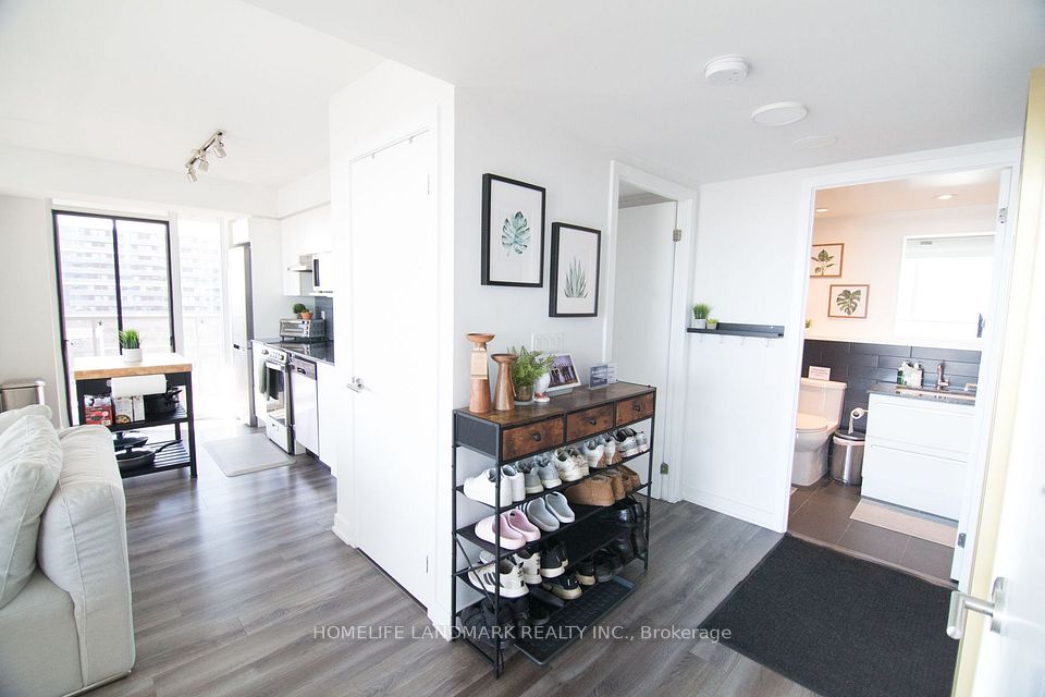 120 Varna Drive 1017, Toronto, ON M6A 0B3 9