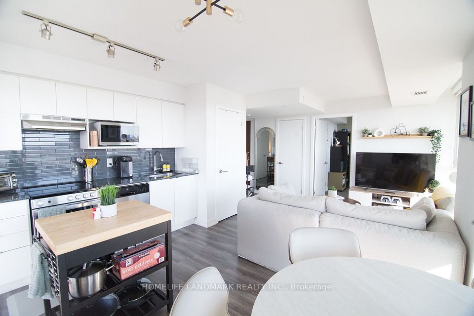 120 Varna Drive 1017, Toronto, ON M6A 0B3 18