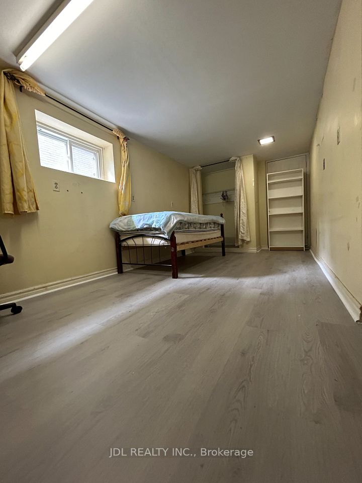 186 Wilfred Ave Avenue masterbedroom walkoutbsmt, Toronto, ON M2N 5C9 3