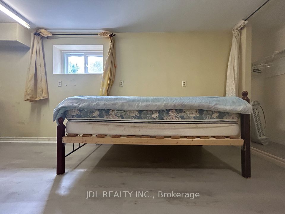 186 Wilfred Ave Avenue masterbedroom walkoutbsmt, Toronto, ON M2N 5C9 6