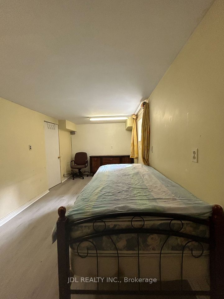 186 Wilfred Ave Avenue masterbedroom walkoutbsmt, Toronto, ON M2N 5C9 4
