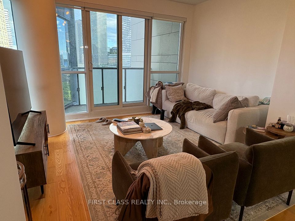 1 The Esplanade 906, Toronto, ON M5A 0A8 3