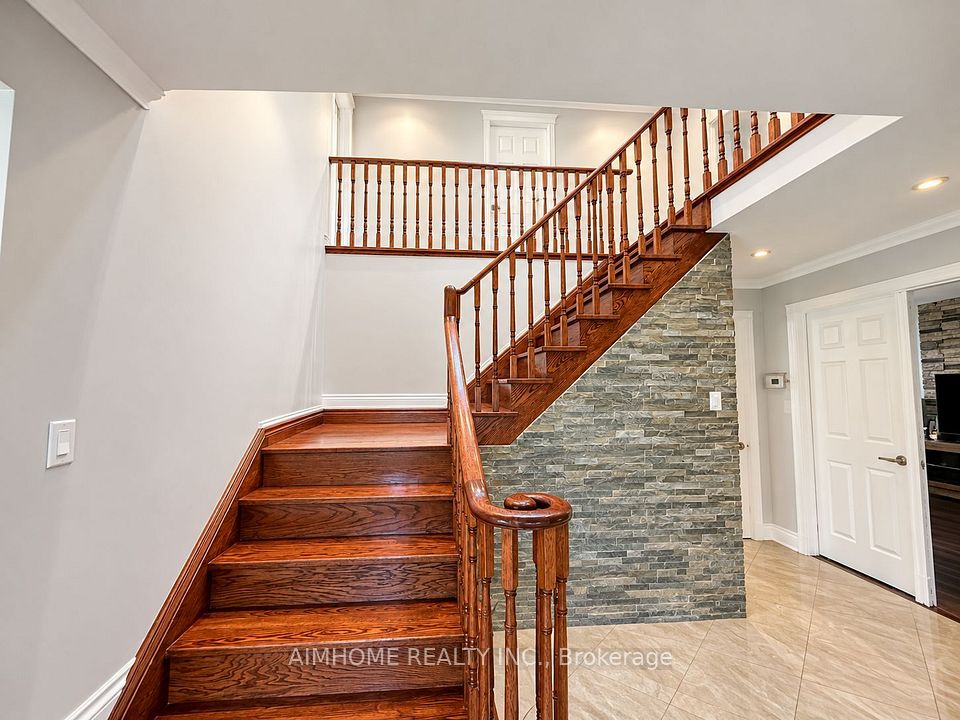 46 Chalet Road, Toronto, ON M2J 3V4 3