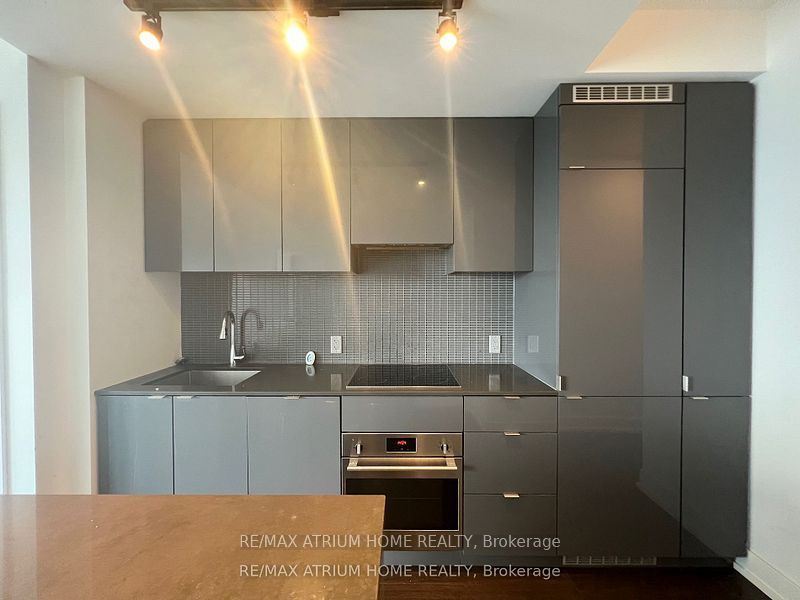 7 Grenville Street 4101, Toronto, ON M4Y 0E9 3