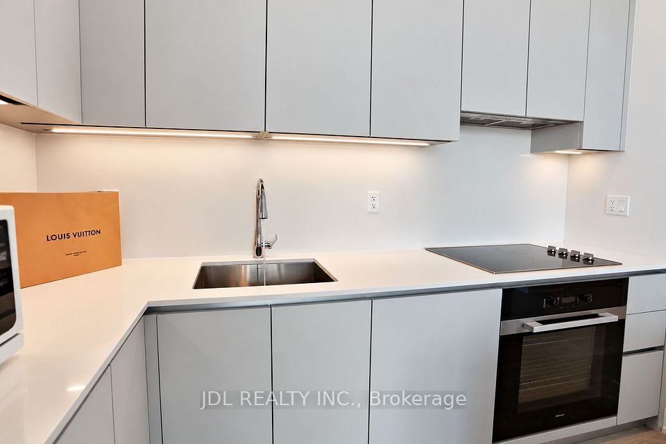 8 Cumberland Street 5105, Toronto, ON M4W 0B6 23