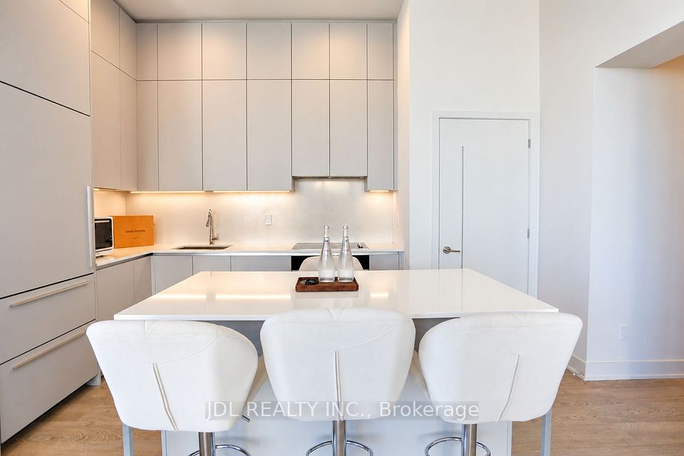 8 Cumberland Street 5105, Toronto, ON M4W 0B6 18