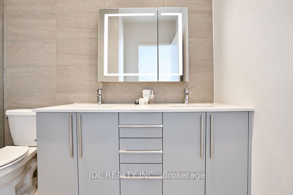 8 Cumberland Street 5105, Toronto, ON M4W 0B6 11