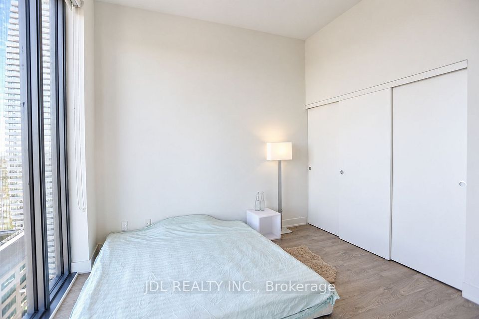 8 Cumberland Street 5105, Toronto, ON M4W 0B6 15