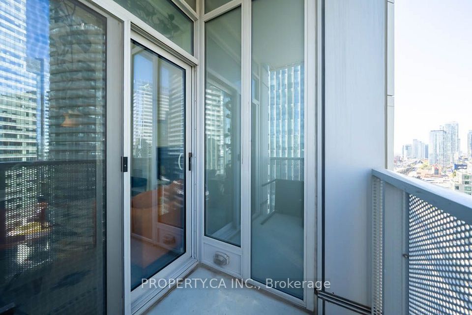 10 York Street 1903, Toronto, ON M5J 2Z2 16