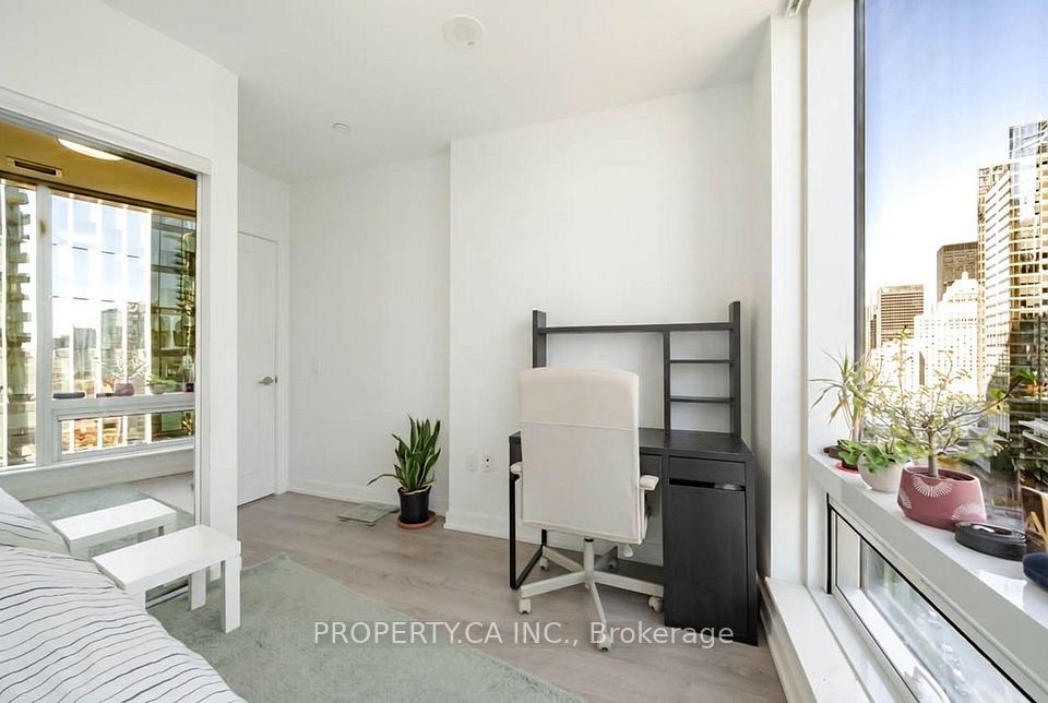 10 York Street 1903, Toronto, ON M5J 2Z2 11