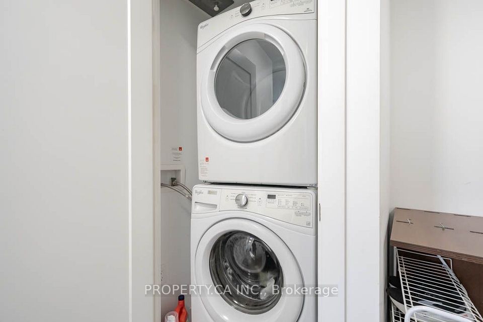 10 York Street 1903, Toronto, ON M5J 2Z2 15