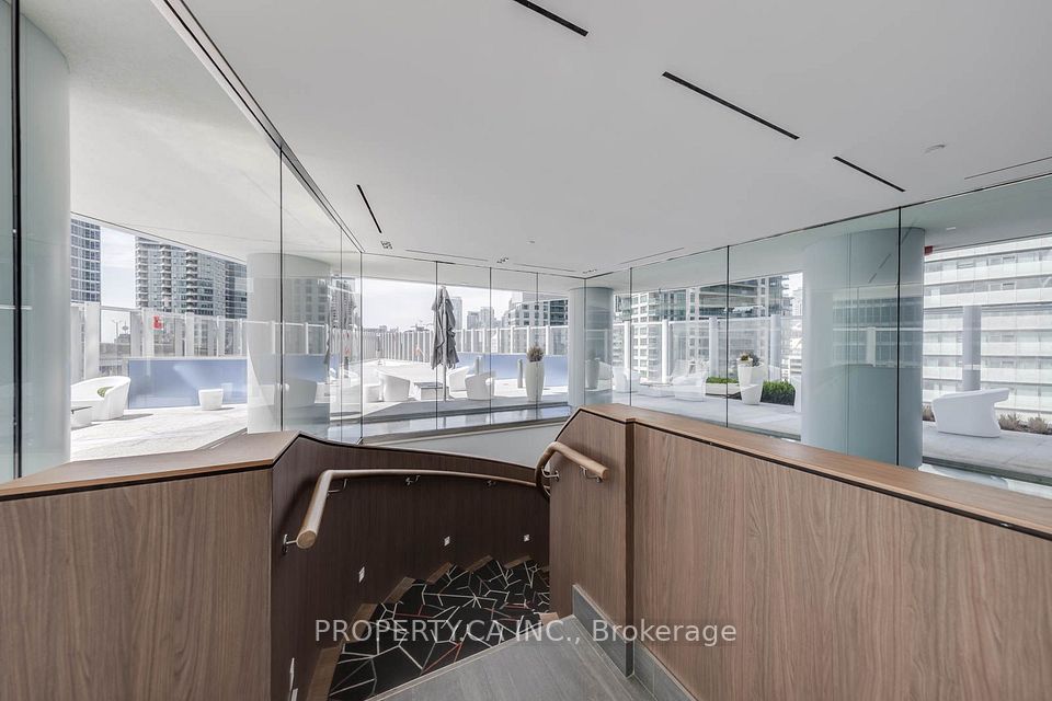 10 York Street 1903, Toronto, ON M5J 2Z2 25