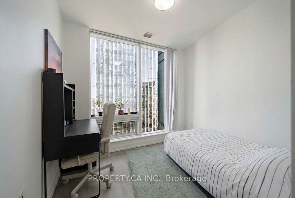10 York Street 1903, Toronto, ON M5J 2Z2 12