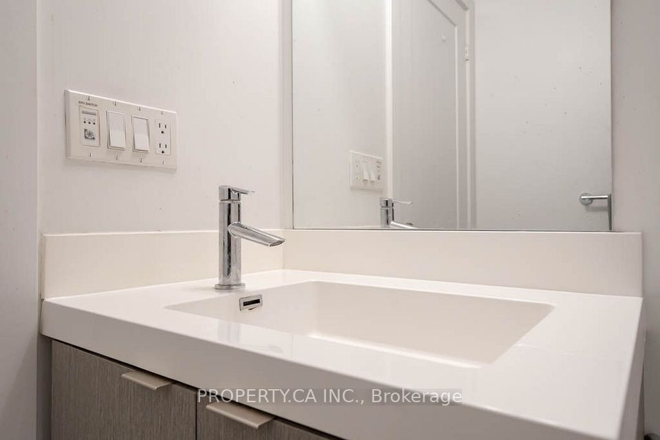10 York Street 1903, Toronto, ON M5J 2Z2 14
