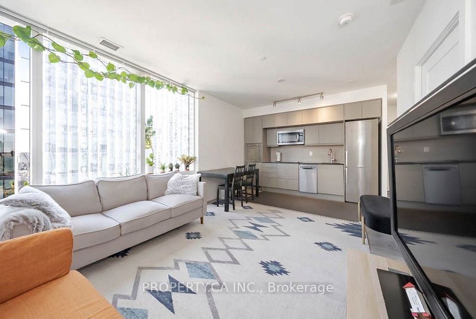 10 York Street 1903, Toronto, ON M5J 2Z2 3