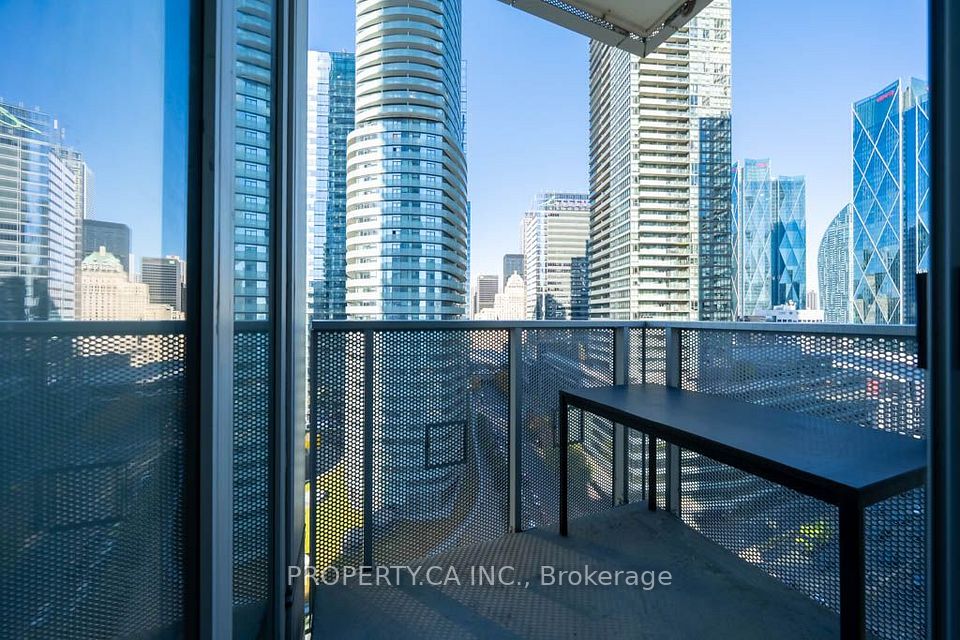 10 York Street 1903, Toronto, ON M5J 2Z2 17