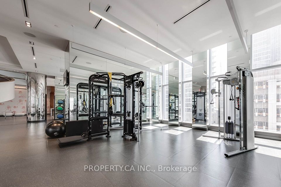 10 York Street 1903, Toronto, ON M5J 2Z2 22