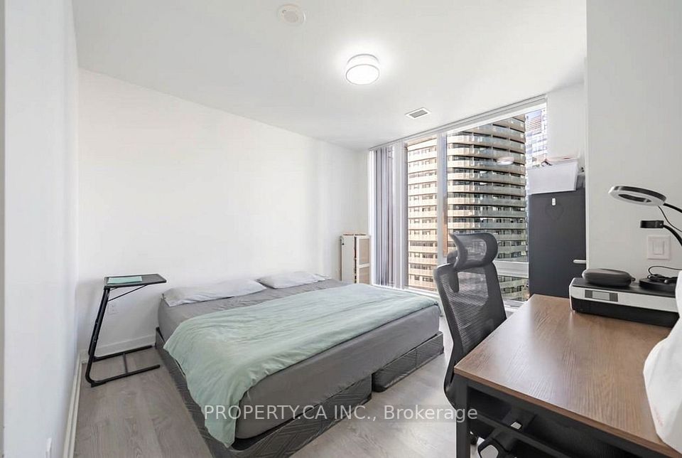10 York Street 1903, Toronto, ON M5J 2Z2 9