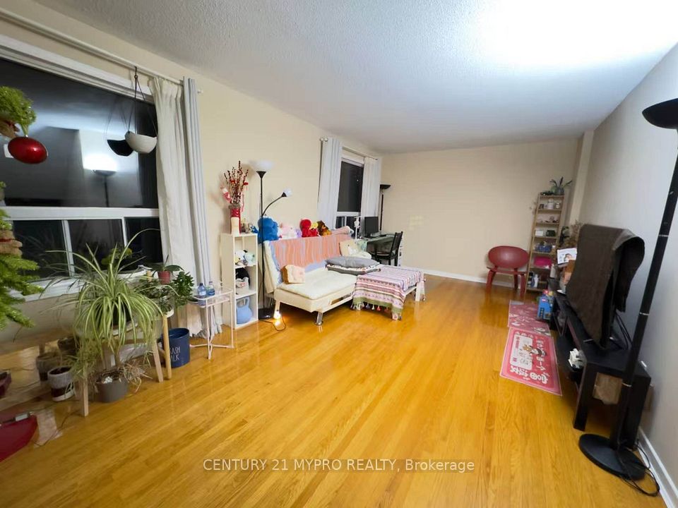 42 Renata Royalway, Toronto, ON M2H 1K9 4