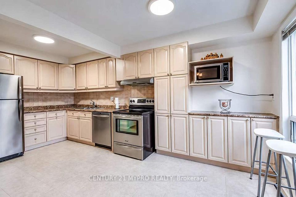 42 Renata Royalway, Toronto, ON M2H 1K9 2