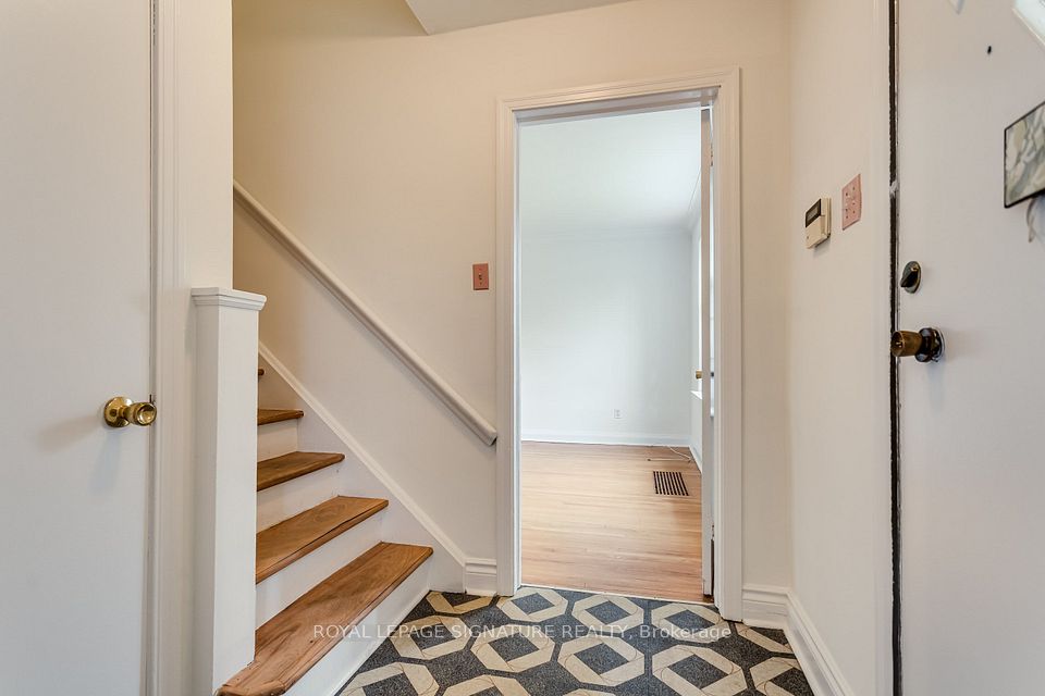 20 Silverton Avenue, Toronto, ON M3H 3E6 5