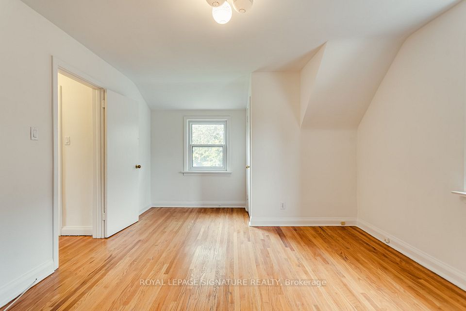 20 Silverton Avenue, Toronto, ON M3H 3E6 21