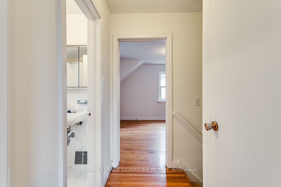 20 Silverton Avenue, Toronto, ON M3H 3E6 19
