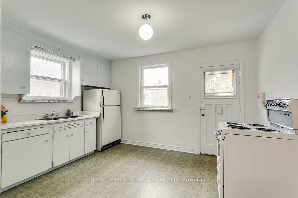 20 Silverton Avenue, Toronto, ON M3H 3E6 12