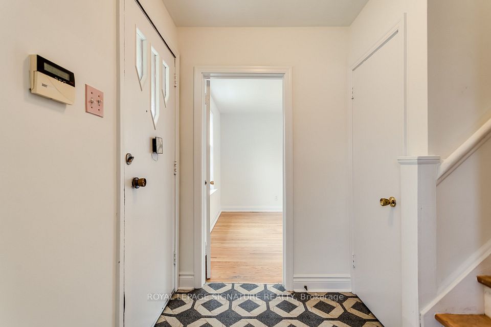 20 Silverton Avenue, Toronto, ON M3H 3E6 4