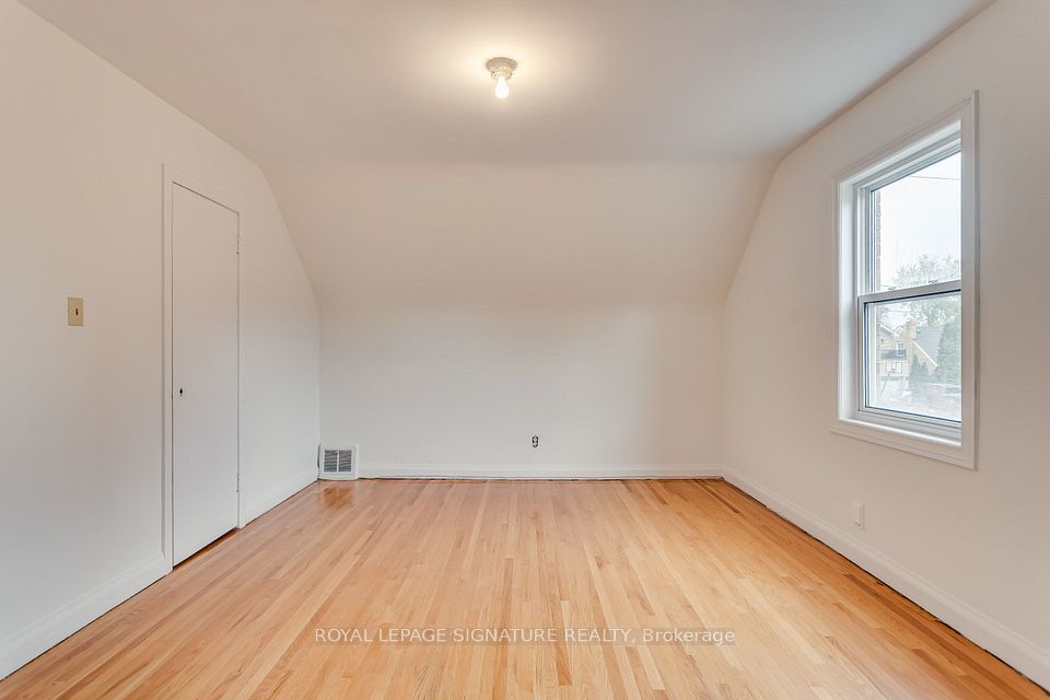 20 Silverton Avenue, Toronto, ON M3H 3E6 25