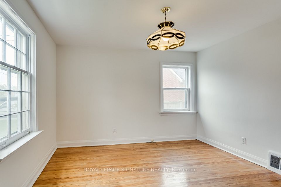 20 Silverton Avenue, Toronto, ON M3H 3E6 15
