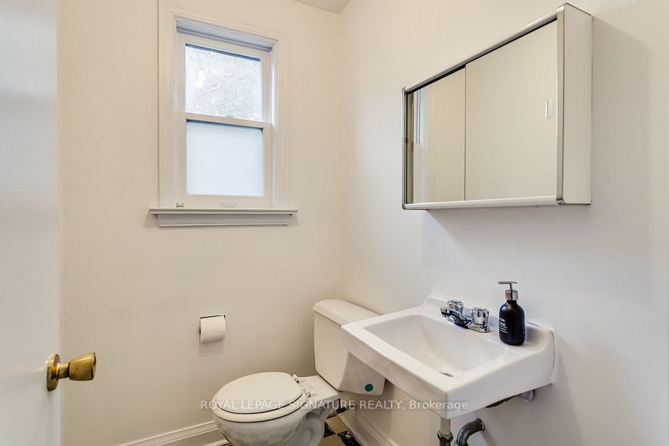 20 Silverton Avenue, Toronto, ON M3H 3E6 16