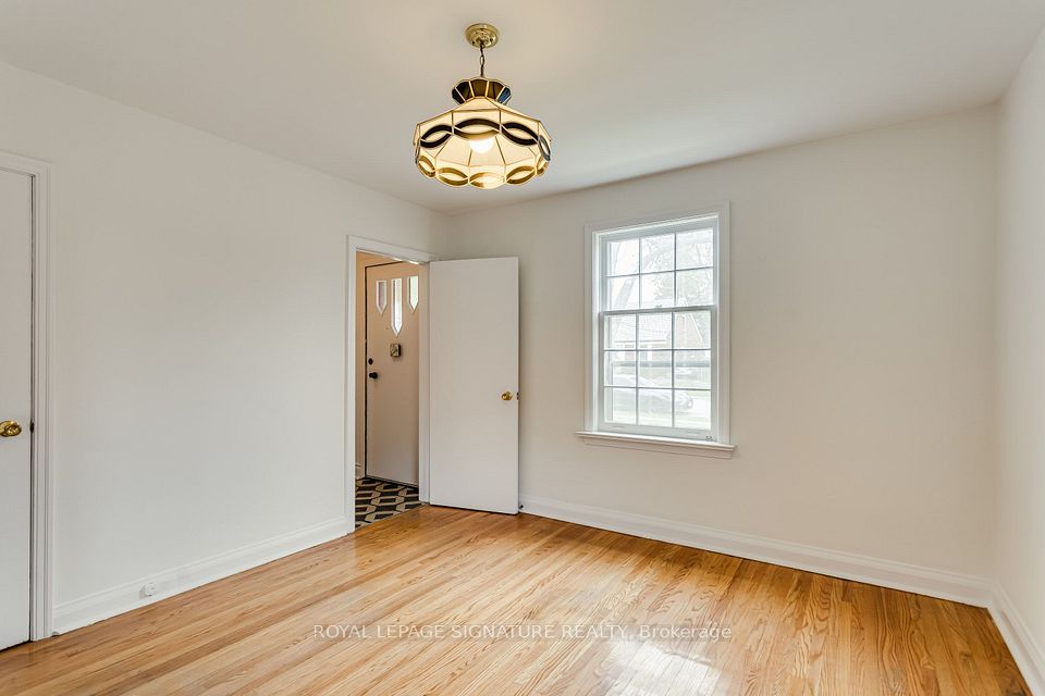 20 Silverton Avenue, Toronto, ON M3H 3E6 14