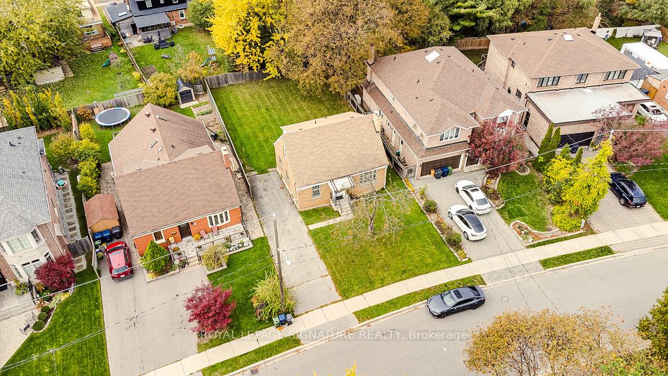 20 Silverton Avenue, Toronto, ON M3H 3E6 2