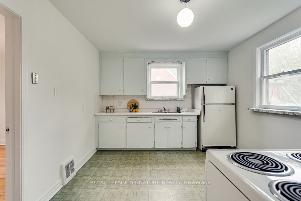 20 Silverton Avenue, Toronto, ON M3H 3E6 11