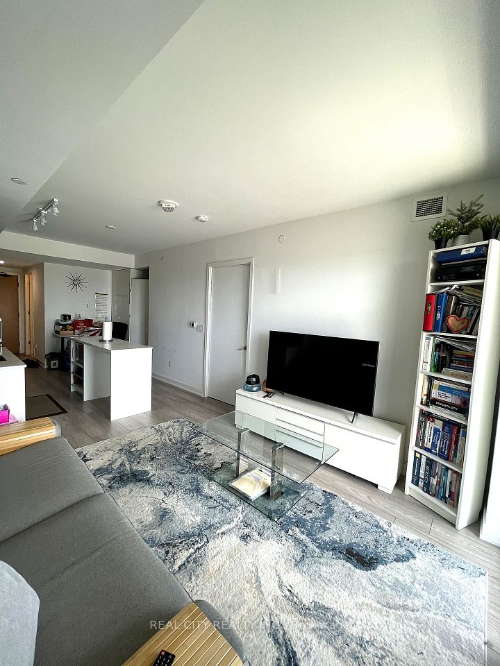8 Tippett Road 808, Toronto, ON M3H 0E7 3