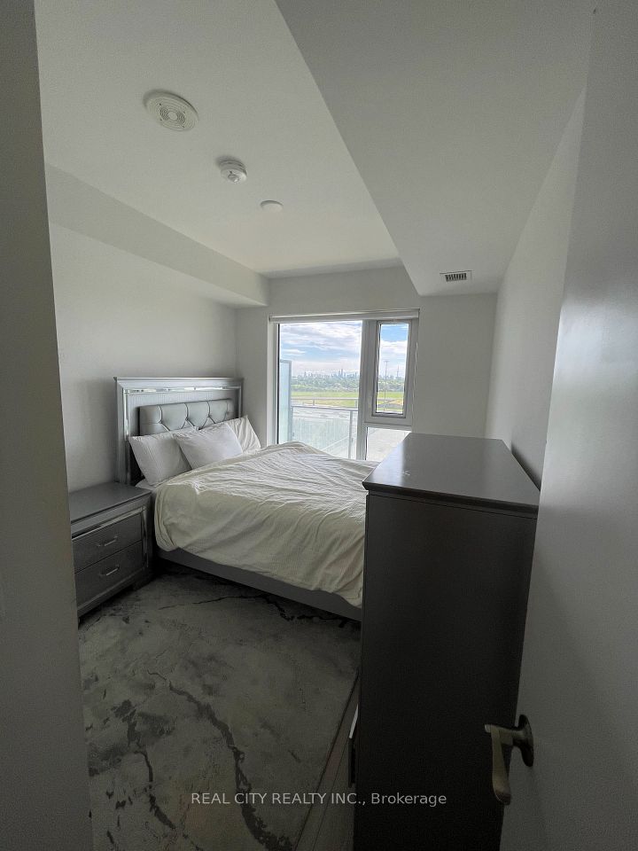 8 Tippett Road 808, Toronto, ON M3H 0E7 5
