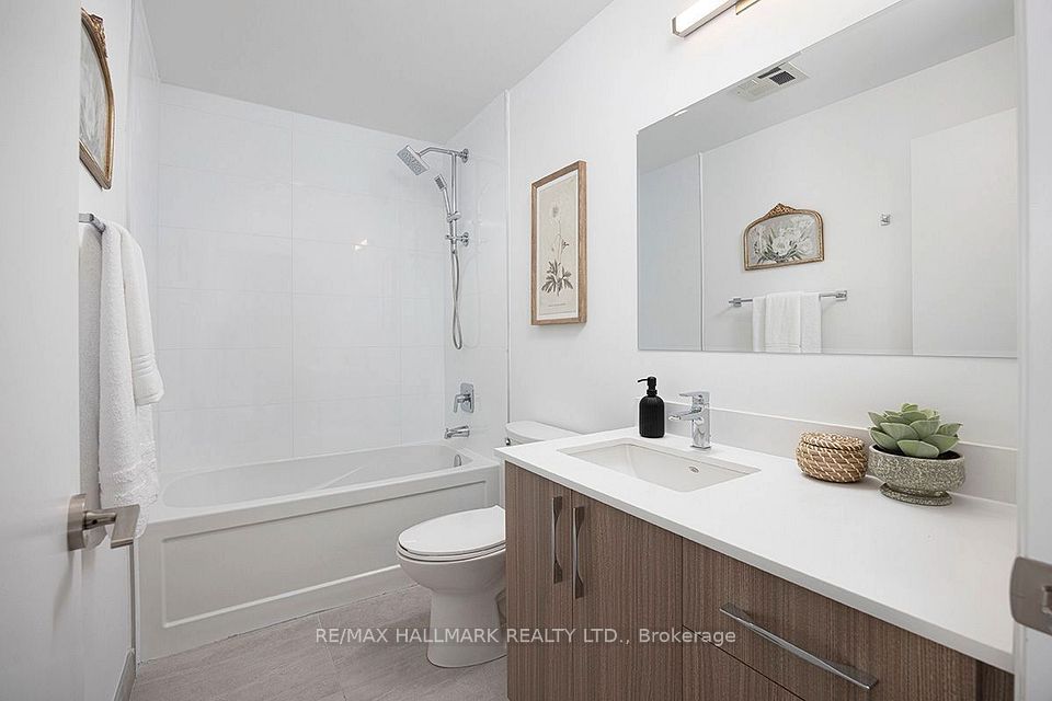 15 Brenthall Avenue W 2, Toronto, ON M2R 0B3 6