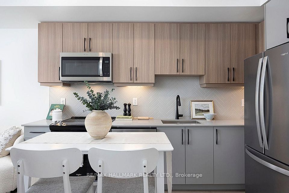 15 Brenthall Avenue W 2, Toronto, ON M2R 0B3 2