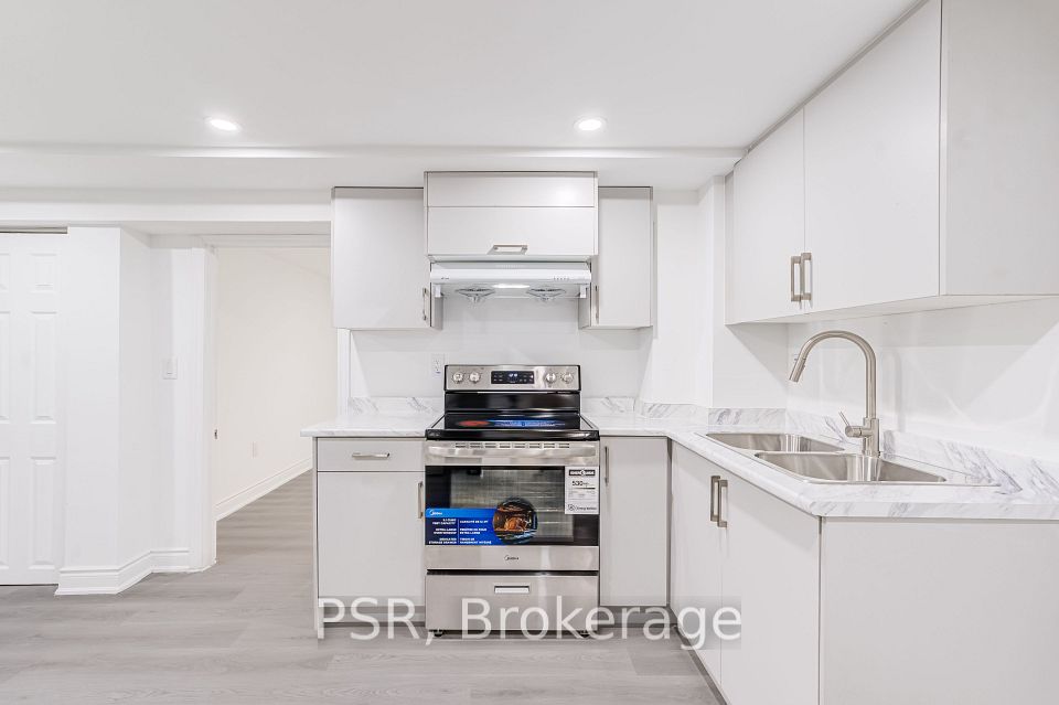 24 Skelmore Crescent Lower, Toronto, ON M3A 2G8 3