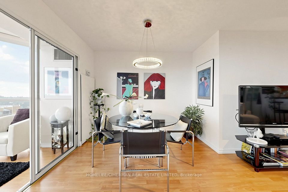 5 Concorde Place 3302, Toronto, ON M3C 3M8 14
