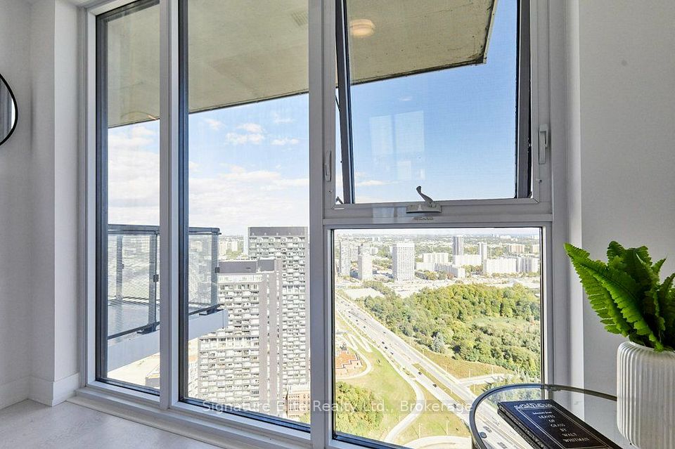 30 Inn on the Park Drive 4207, Toronto, ON M3C 0P7 17
