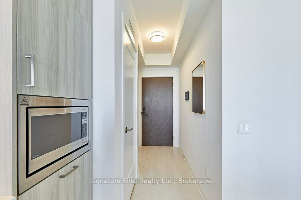 30 Inn on the Park Drive 4207, Toronto, ON M3C 0P7 5