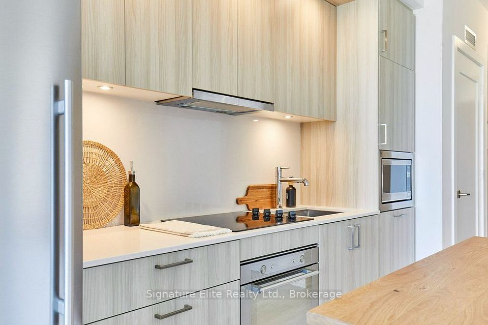 30 Inn on the Park Drive 4207, Toronto, ON M3C 0P7 11