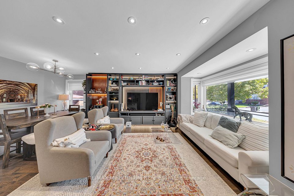 16 Sultana Avenue, Toronto, ON M6A 1S8 5